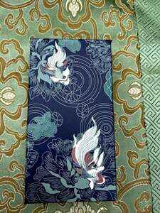 Záložka s čtyřlístkem a hedvábným střapcem v dárkovém balení 