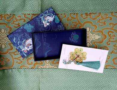 Záložka s čtyřlístkem a hedvábným střapcem v dárkovém balení 