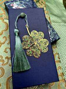 Záložka s čtyřlístkem a hedvábným střapcem v dárkovém balení 