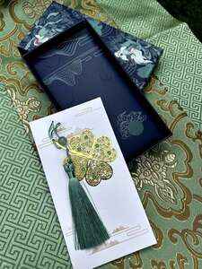 Záložka s čtyřlístkem a hedvábným střapcem v dárkovém balení 