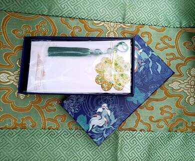 Záložka s čtyřlístkem a hedvábným střapcem v dárkovém balení 