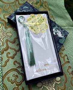 Záložka s čtyřlístkem a hedvábným střapcem v dárkovém balení 