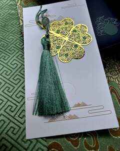 Záložka s čtyřlístkem a hedvábným střapcem v dárkovém balení 