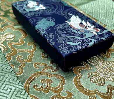 Záložka s čtyřlístkem a hedvábným střapcem v dárkovém balení 