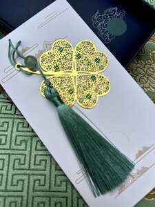 Záložka s čtyřlístkem a hedvábným střapcem v dárkovém balení 