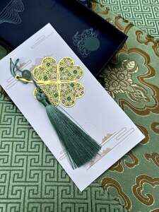 Záložka s čtyřlístkem a hedvábným střapcem v dárkovém balení 