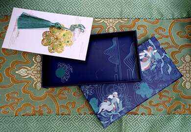 Záložka s čtyřlístkem a hedvábným střapcem v dárkovém balení 