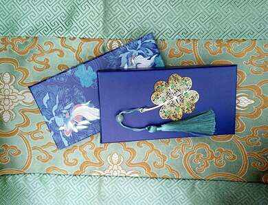 Záložka s čtyřlístkem a hedvábným střapcem v dárkovém balení 