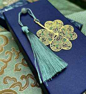 Záložka s čtyřlístkem a hedvábným střapcem v dárkovém balení 