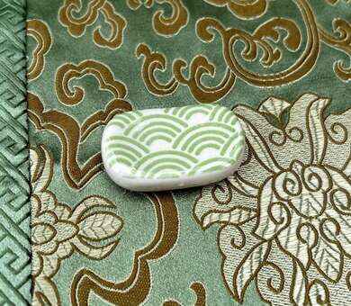 Keramický odkladač s motivem zelených vln 