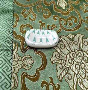 Keramický odkladač na hůlky s elegantním motivem 