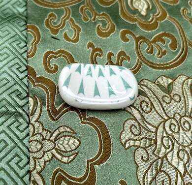 Keramický odkladač na hůlky s elegantním motivem 