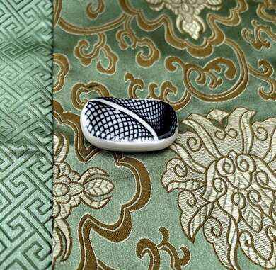 Keramický odkladač na hůlky s tmavým elegantním motivem 