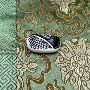 Keramický odkladač na hůlky s tmavým elegantním motivem 