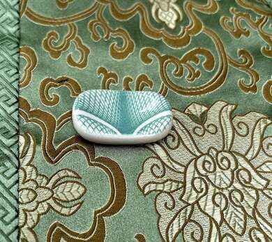 Keramický odkladač na hůlky se zelenou fontánou 