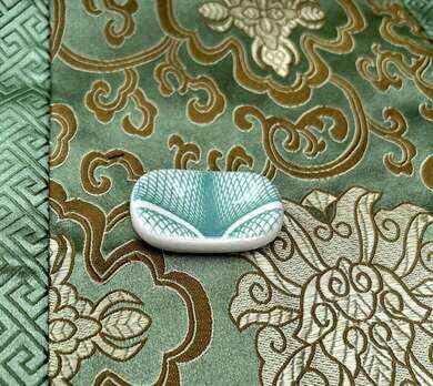 Keramický odkladač na hůlky se zelenou fontánou 