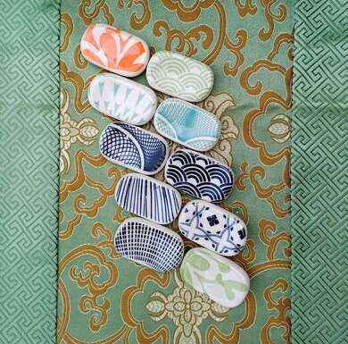 Keramický odkladač na hůlky se zelenou fontánou 