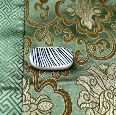 Keramický odkladač na hůlky s modrým elegantním motivem 