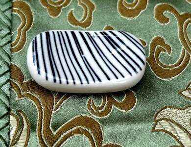 Keramický odkladač na hůlky s modrým elegantním motivem 