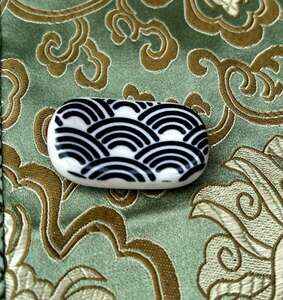 Keramický odkladač s motivem tmavě modrých vln 