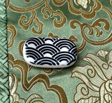 Keramický odkladač s motivem tmavě modrých vln 