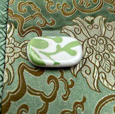 Keramický odkladač na hůlky s motivem zeleného Koi kapra 