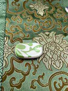 Keramický odkladač na hůlky s motivem zeleného Koi kapra 