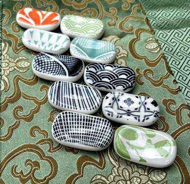 Keramický odkladač na hůlky s motivem zeleného Koi kapra 