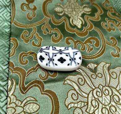 Keramický odkladač na hůlky s modrým elegantním vzorem 