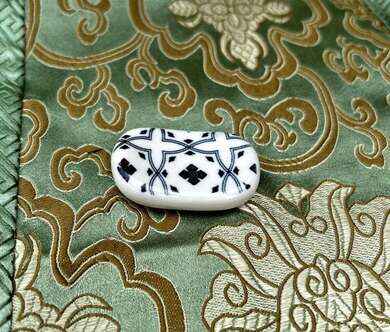 Keramický odkladač na hůlky s modrým elegantním vzorem 