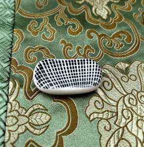 Keramický odkladač na hůlky s modrým elegantním vzorováním 