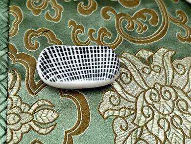 Keramický odkladač na hůlky s modrým elegantním vzorováním 