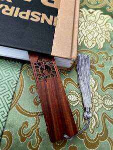 Čínská Redwoodová záložka s hedvábným střapcem 