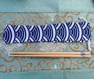 Japonské dřevěné lakované jídelní hůlky v modrém pouzdře 