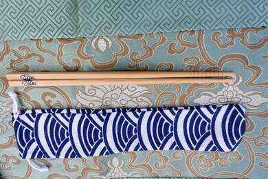 Japonské dřevěné lakované jídelní hůlky v modrém pouzdře 