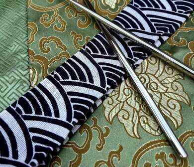 Látkové pouzdro na jídelní hůlky s abstraktním motivem 