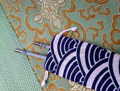 Látkové pouzdro na jídelní hůlky s abstraktním motivem 