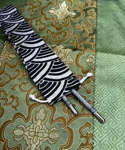 Látkové pouzdro na jídelní hůlky s abstraktním motivem 