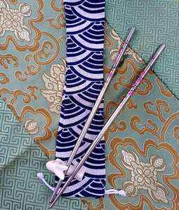 Látkové pouzdro na jídelní hůlky s abstraktním motivem 