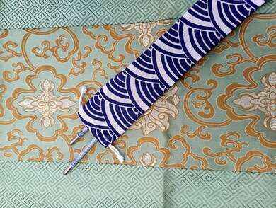 Látkové pouzdro na jídelní hůlky s abstraktním motivem 