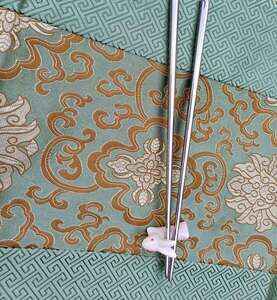 Prémiové těžké korejské hranaté hůlky + Králíček s červenýma očima pro odkládání hůlek 