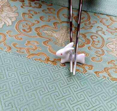 Prémiové těžké korejské hranaté hůlky + Králíček s červenýma očima pro odkládání hůlek 