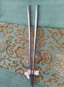 Prémiové těžké korejské hranaté hůlky + Králíček s červenýma očima pro odkládání hůlek 