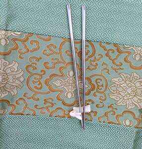 Prémiové těžké korejské hranaté hůlky + Králíček s červenýma očima pro odkládání hůlek 