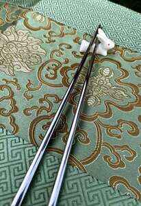 Prémiové těžké korejské hranaté hůlky + Králíček s červenýma očima pro odkládání hůlek 