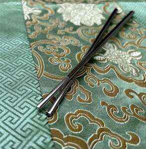 Prémiové těžké korejské hranaté hůlky + Králíček s červenýma očima pro odkládání hůlek 