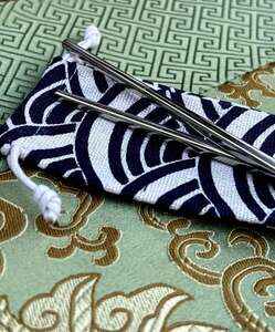 Prémiové těžké korejské hranaté hůlky + Látkové pouzdro s abstraktním motivem 